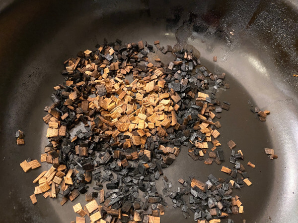 TOCERAMニューセラミックス製燻製鍋で燻製後のチップ